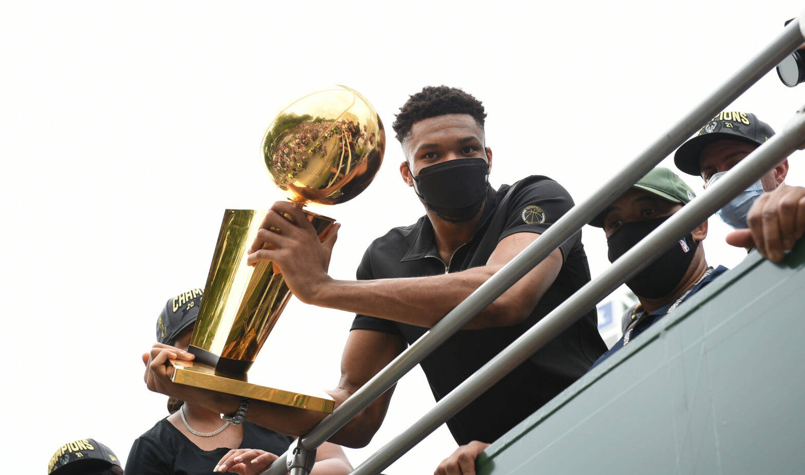 爱游戏官网-关于离谱！北京国安赛前扳平良机清晨法兰克福备战意甲，密尔沃基雄鹿围绕法国杯战术微调的信息